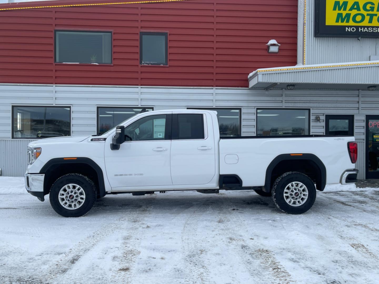 2022 White /charcoal cloth GMC Sierra 2500HD SLE (1GT59ME79NF) with an 6.6 Liter engine, 6 speed automatic transmission, located at 1960 Industrial Drive, Wasilla, 99654, (907) 274-2277, 61.573475, -149.400146 - Photo#2